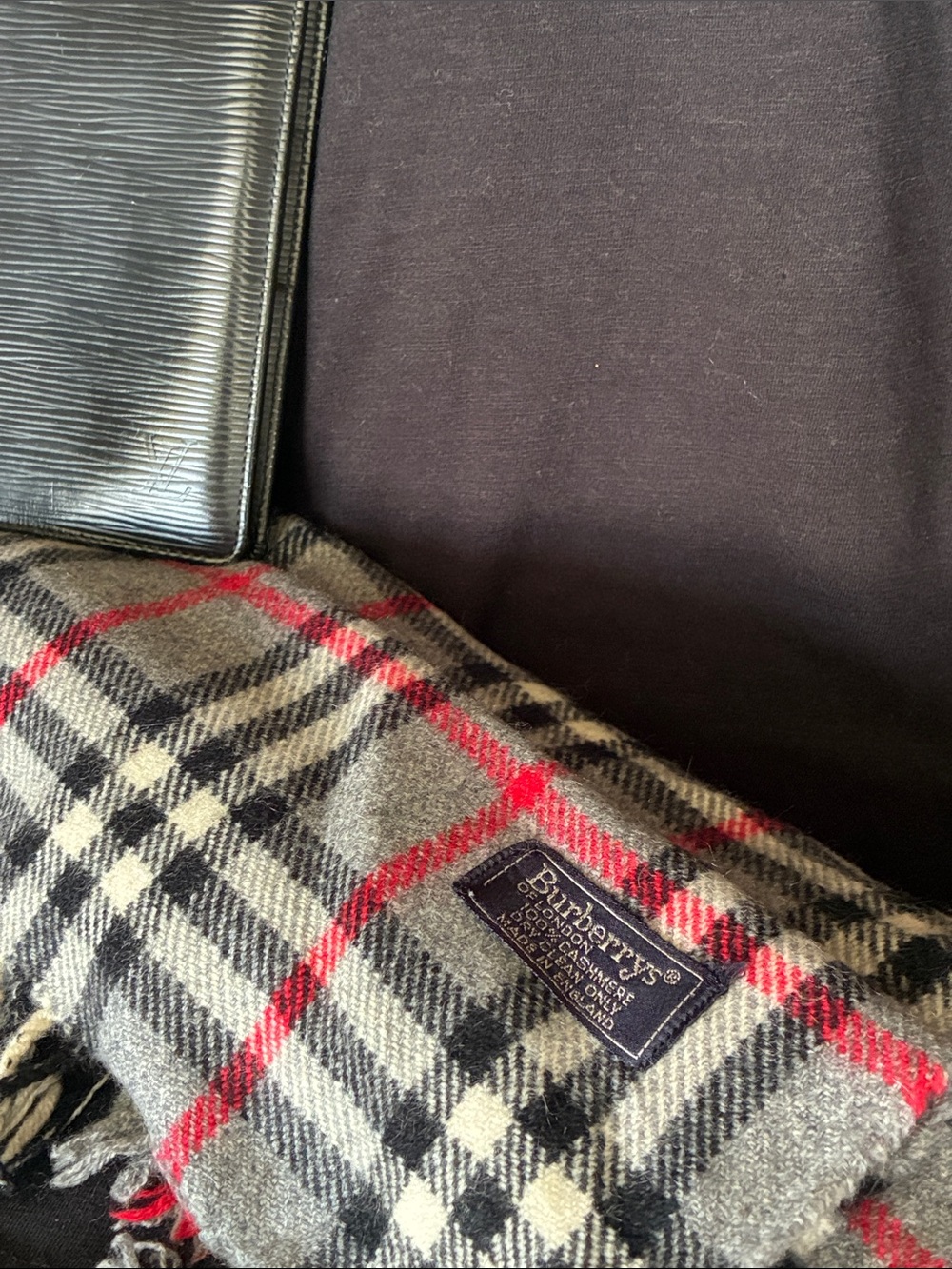 🖤 Burberry Gray and Red Plaid Scarf EUC Unisex - Picture 16 of 17